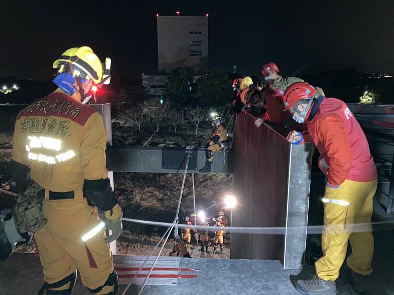 針對USAR五大功能編組之指揮、搜索、救援、醫療及後勤共檢測151個評估項目，而快搜部隊也動員了93名搜救人員參加演練，包括51名消防人員、32名義消人員、5名醫護人員、4名土木技師、1名重機械專家及4隻搜救犬，在平時充分的事前準備、長年來的經驗累積及跨領域專家合作之下，順利評核通過成為國家認證重級搜救隊伍。