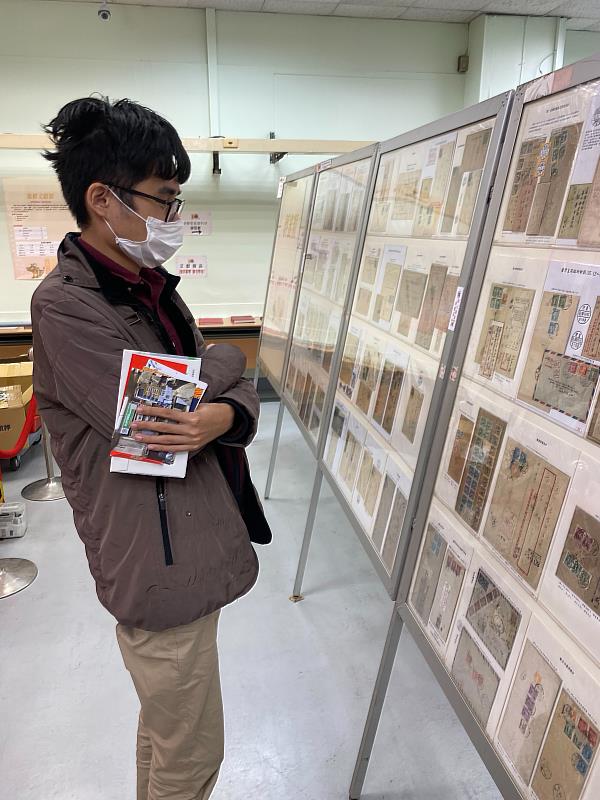 崑大集郵社成員認真觀看每一項珍貴的收藏