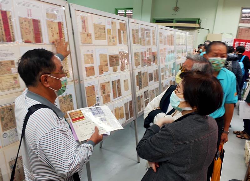 郭玉燦老師為現場民眾導覽郵票展品