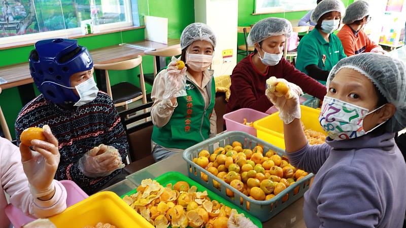 張榮發基金會鍾執行長（左二）與拙茁家園院生一起剝金桔