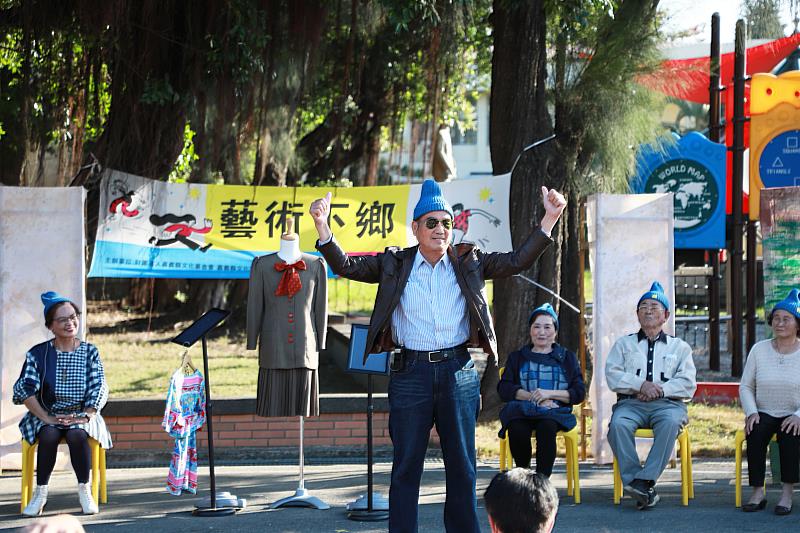 東石素人戲劇公演《風吹樹下咱的故事》 百歲人瑞全勤獎