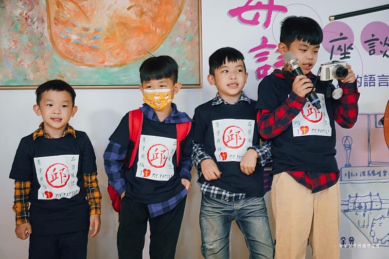 4位可愛男孩以流利客語加上輕快稚嫩歌聲，瞬間融化現場所有的來賓。