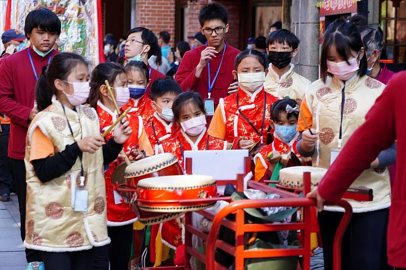 基隆市八堵國民小學北管社的小朋友熱情參與踩街活動