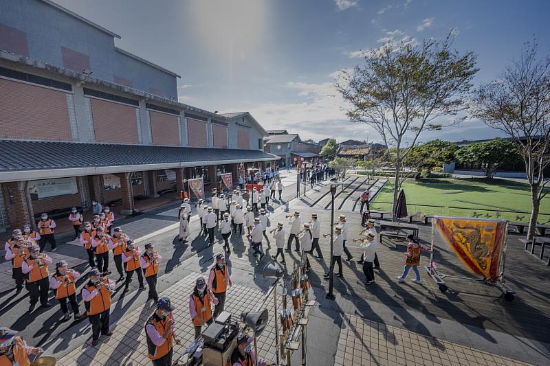 傳藝中心於11日上午舉行北管出陣迎神綵街暨開幕活動，復刻傳統廟會情境，熱鬧滾滾。