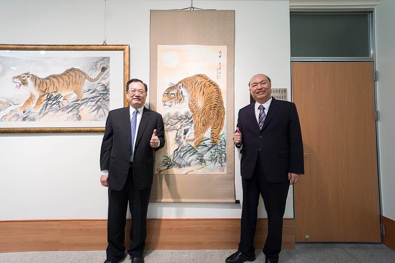 蔡俊章博士與張瑞雄校長在﹤高瞻﹥作品前合影。