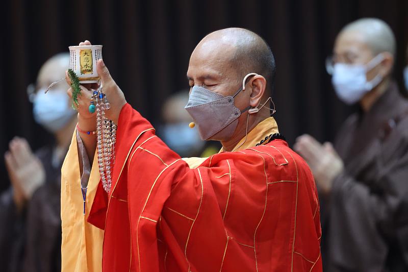 靈鷲山華嚴法會如法如儀進行啟壇灑淨。（靈鷲山佛教教團提供）