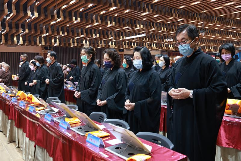 善信雲集靈鷲山聖山寺恭誦《大方廣佛華嚴經》，培福修善。（靈鷲山佛教教團提供）