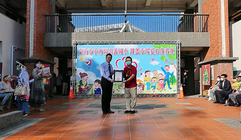 忠義國小劉明道校長(左)致贈南大聯電課輔中心感謝狀