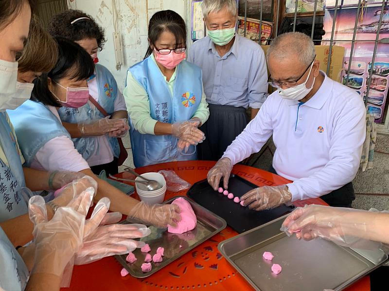 頂新和德文教基金會創辦人魏應充與志工一同於竹子村楊家搓平安圓分享福氣