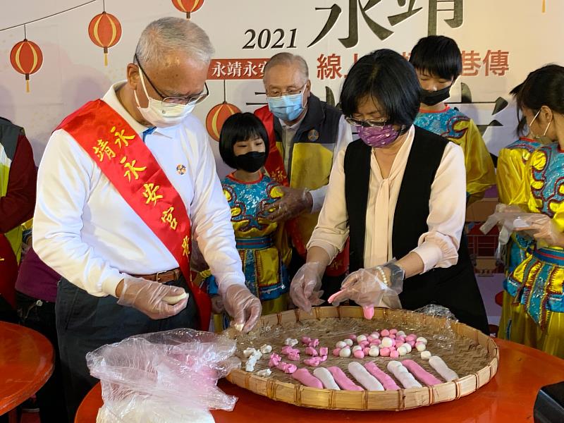 彰化縣長王惠美與與會貴賓共同於永安宮搓平安圓