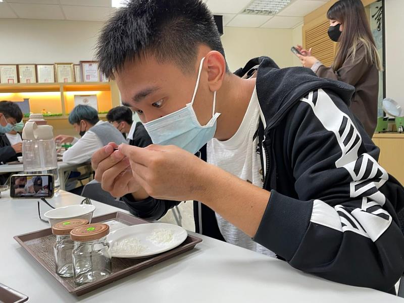 04.學生親手製作屬於自己的「冰糖燕窩飲」