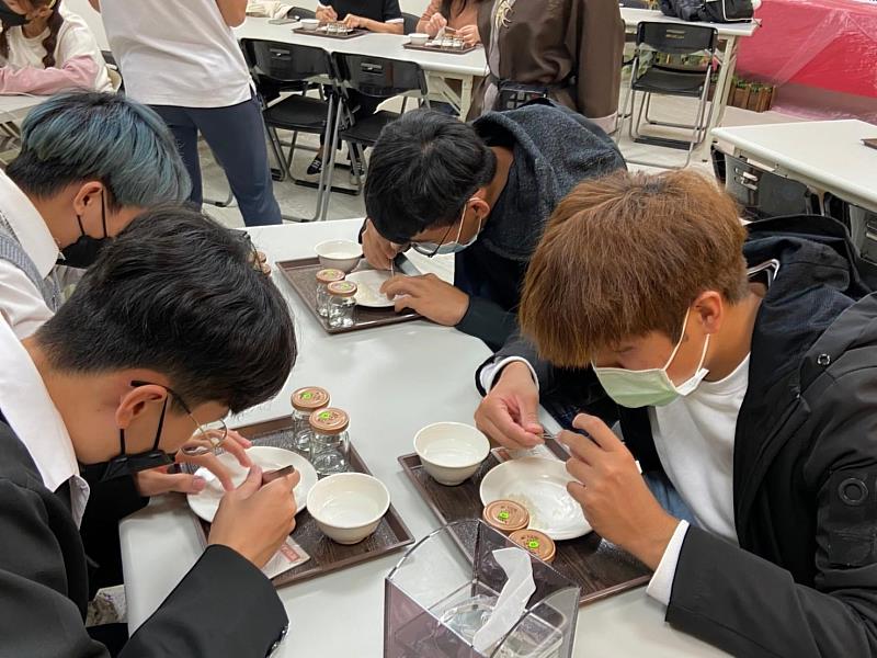 05.學生親手製作屬於自己的「冰糖燕窩飲」