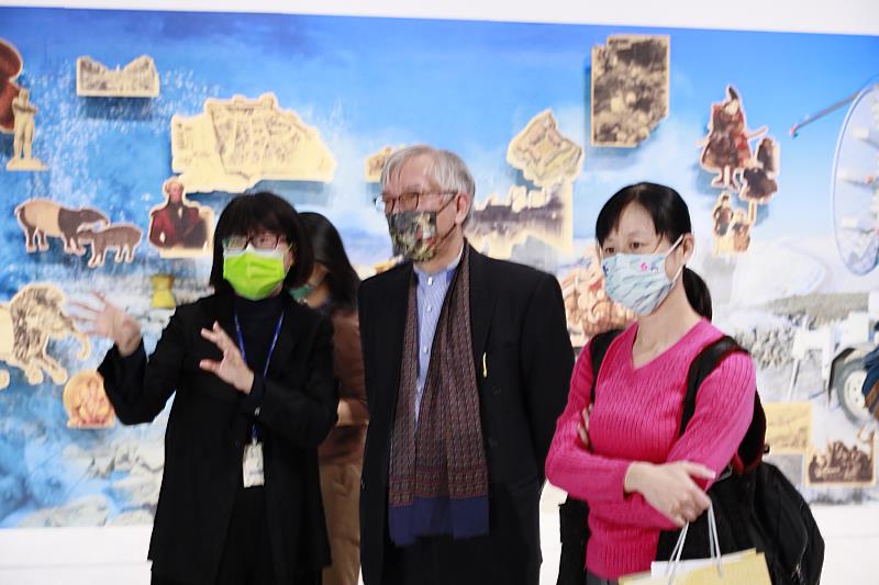 策展人黃舒屏導覽情形