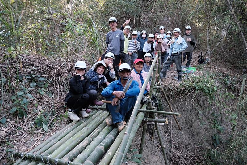 南臺科大視傳系《左鎮地方創生─左山遊小鎮文創》USR計畫團隊與左鎮在地居民合力完成竹橋之大合影。