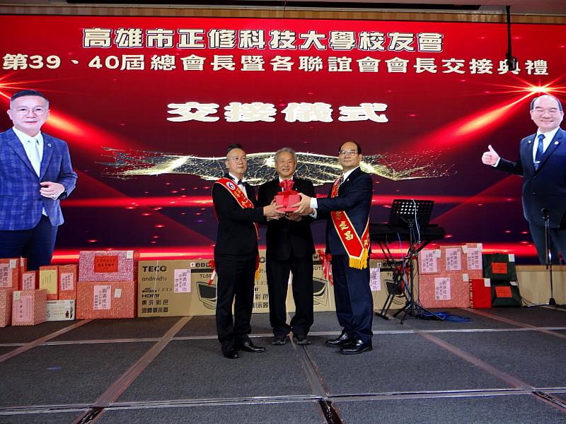 在龔校長監交下，李建昌（右）接下正修科大校友總會長。