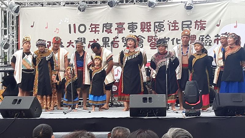 原住民部落大學成果音樂會暨文化體驗市集 盧協昌秘書長頒贈胡淑玲老師技術講師證書