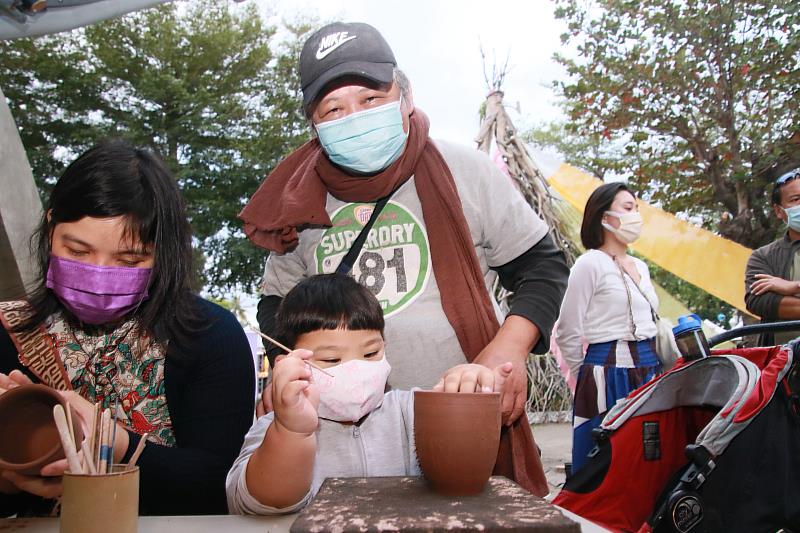 原住民部落大學成果音樂會暨文化體驗市集 盧協昌秘書長頒贈胡淑玲老師技術講師證書