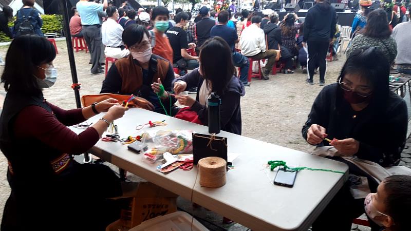 原住民部落大學成果音樂會暨文化體驗市集 盧協昌秘書長頒贈胡淑玲老師技術講師證書