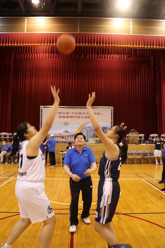 洪明奇校長主持藍球比賽開球。