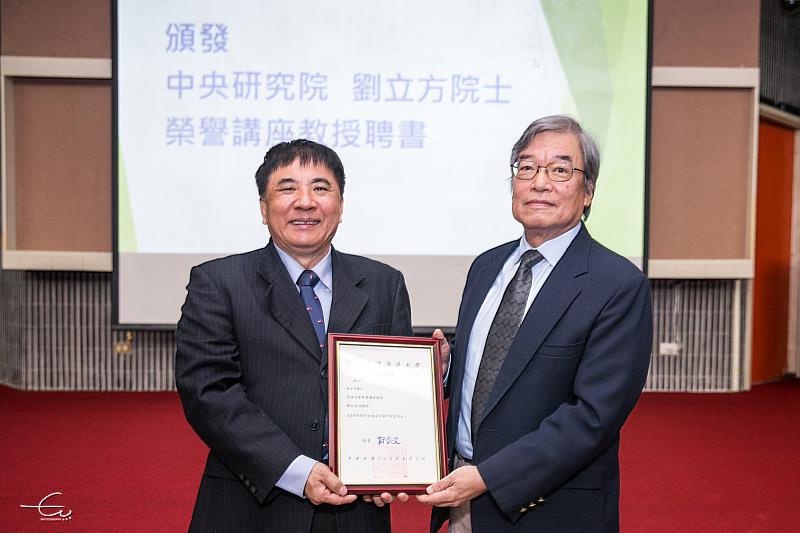 許泰文校長(左)頒發海洋大學榮譽講座教授聘書予劉立方院士(右)