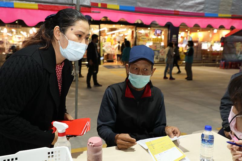 嘉義縣打莫德納送禮劵！ 暖心越南新住民助同鄉接種疫苗、共同做愛心-左為越南新住民范氏夢