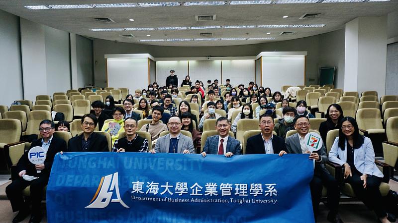 統一超商暨關係企業貴賓及東海大學參與師生合照