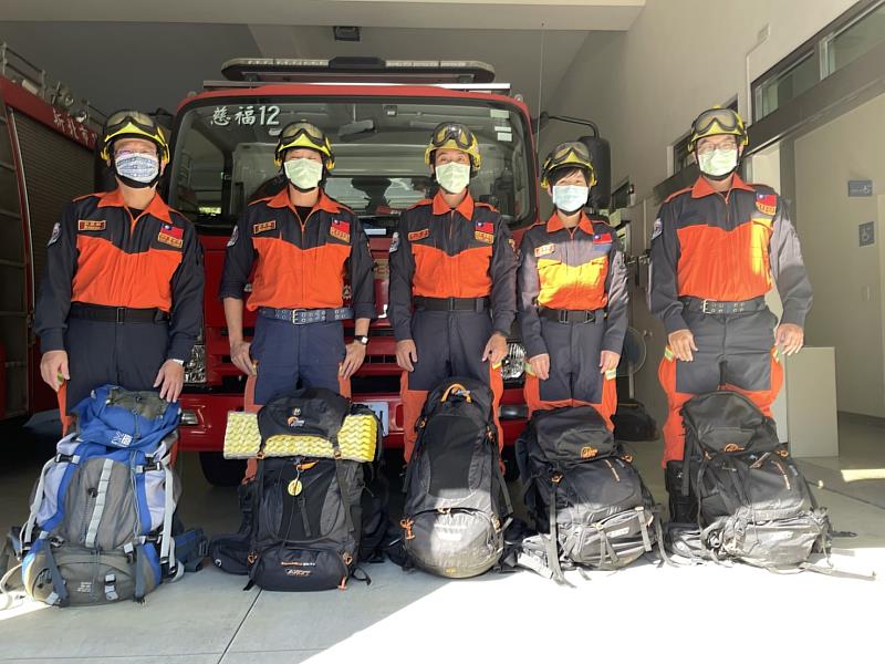 上週更通過國家最高級之重型救援認證，同時參考國際搜救隊伍所遵循之聯合國國際搜索救援諮詢小組（INSARAG）標準，不僅在災區擁有自給自足能力，更具備強大後勤與醫療能力，尤其是快搜部隊為首支能運用管制藥物於災害現場，提供受困民眾更高等級的醫療照護處置，將全面配合各地區災害現場協助救援。