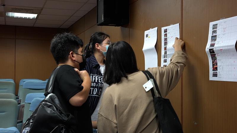 南臺科大學生觀看虎年神農街燈展住戶參與名單之情形。