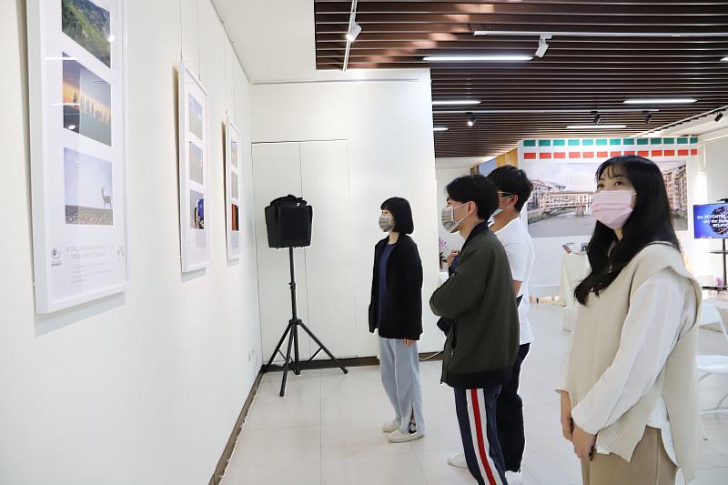 「Florence in the World」互動式攝影展於南華大學登場，學生參觀攝影展。