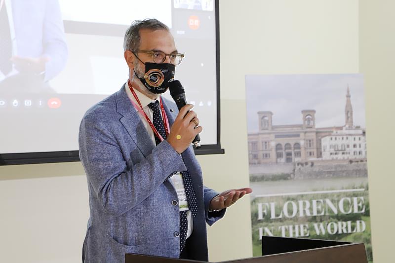 「Florence in the World」互動式攝影展於南華大學登場，義大利經濟貿易文化推廣辦事處紀大為代表致詞。