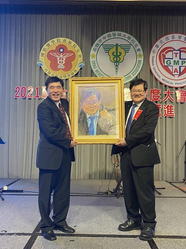 尤瑜文理事長致贈親手繪畫的一幅洪校長側寫油畫做紀念.