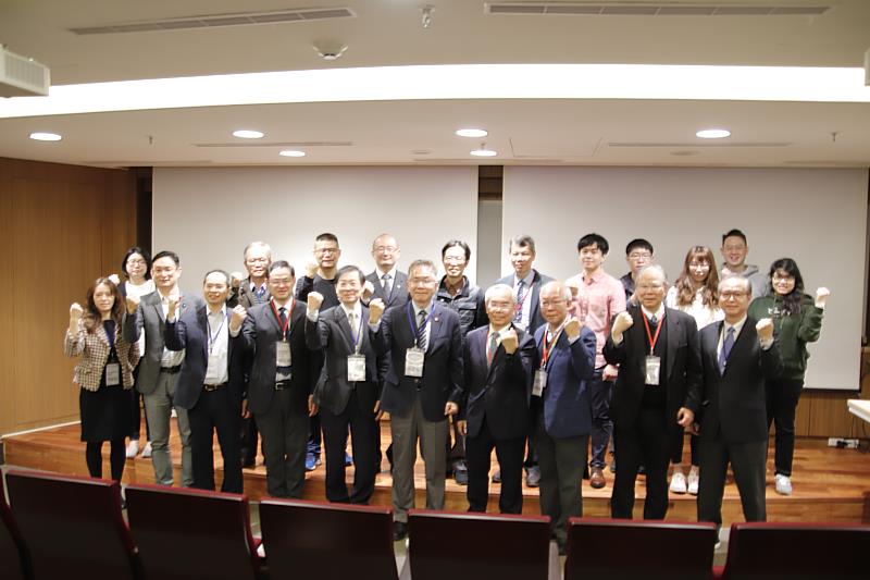 中央大學與聯新國際醫院舉辦「中大聯新聯合研發中心暨智慧醫療教育推廣專班成果發表會」，展現堅強的團隊合作實力。