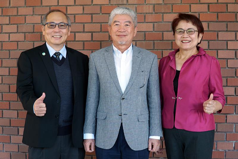 大葉大學顏鴻森代理校長(中)、施英隆副校長(左)、蔡秀鸞院長(右)學術能量豐沛