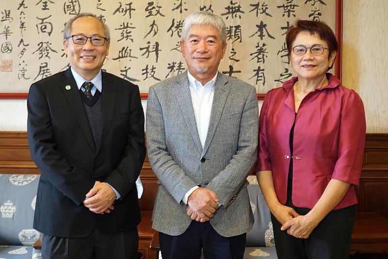 大葉大學顏鴻森代理校長(中)、施英隆副校長(左)、蔡秀鸞院長(右)入榜全球前2％頂尖科學家