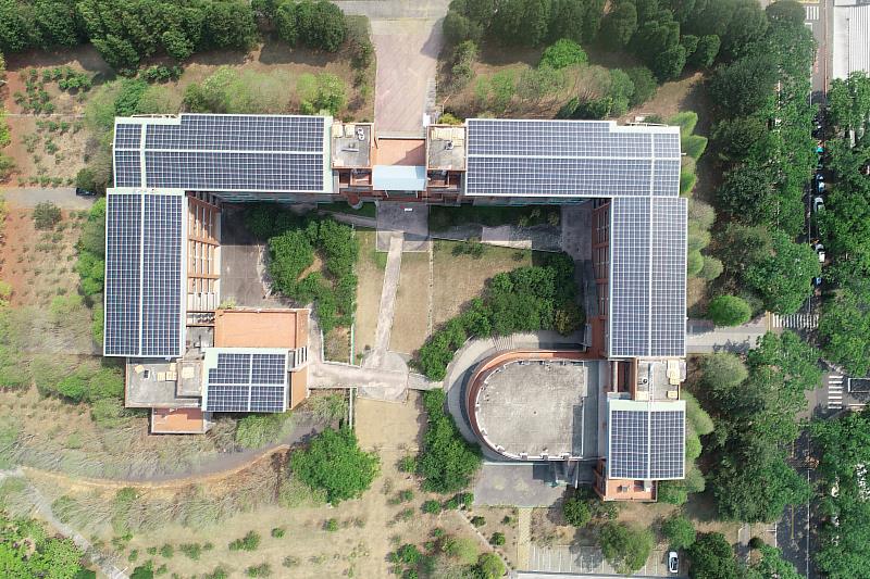 呼應2050年淨零排放及碳中和目標，暨南大學積極建置太陽能綠電設備。
