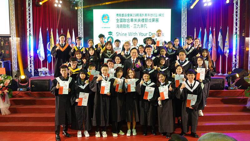 童振源委員長頒發學校優良學生獎金，並與學生合影