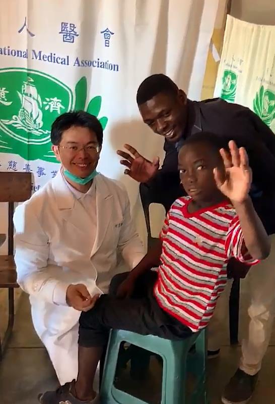 何宗融副院長(左)，2019年參與非洲莫三比克義診，為脫臼小朋友針灸及復位治療，針灸完小朋友就能舉起脫臼的手，讓在場人驚呼。