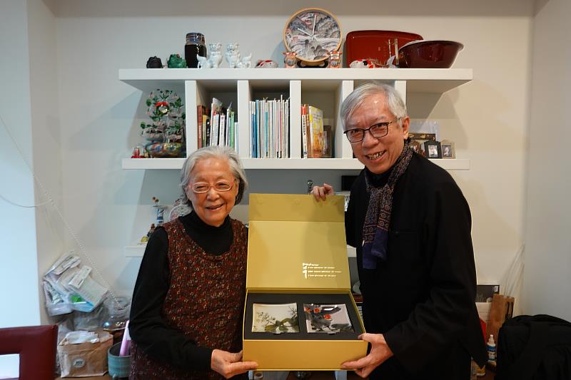 梁永斐館長（右）致贈國美館藝術文創品並與藝術家袁旃老師合影