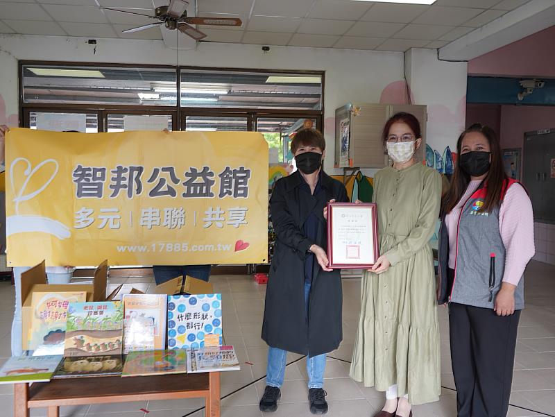 東華大學教潛系林意雪教授、智邦公益館李奇穎執行長與壽豐鄉幼代表合影感謝