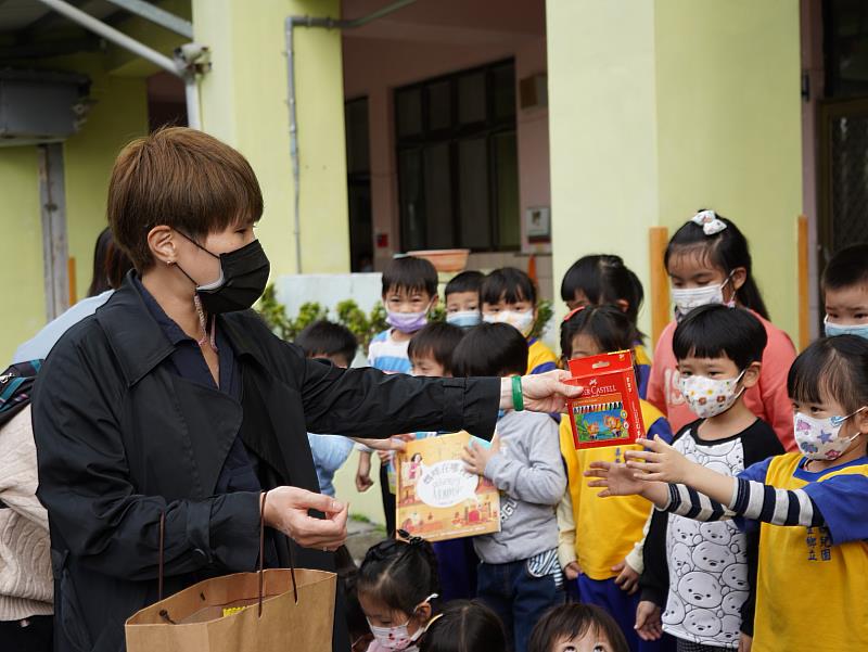 智邦公益館團隊贈送聖誕禮物祝福壽豐鄉幼孩子