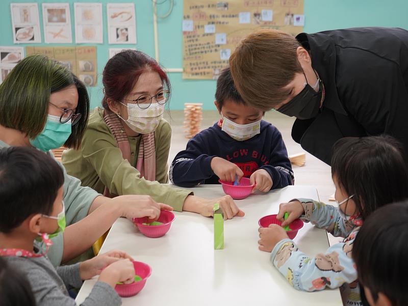 智邦公益館團隊與林意雪教授加入孩子手作療癒彩鹽瓶