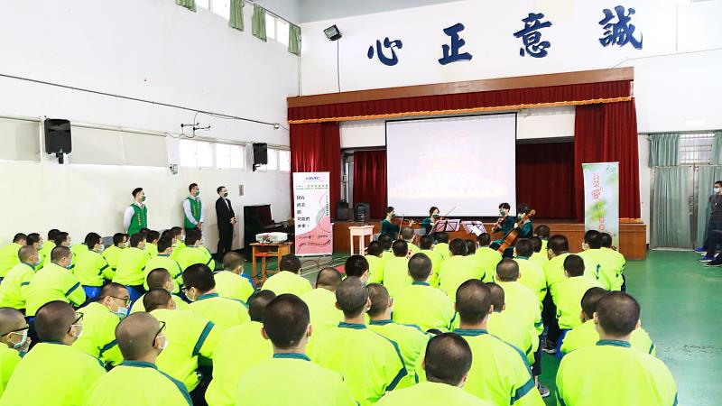 誠正中學學生全神貫注地聆賞長榮交響樂團弦樂四重奏演出經典樂曲