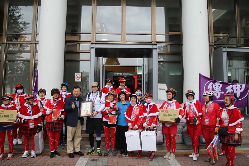 「不老騎士‧共享幸福」台灣傳神居家照顧協會聖誕傳奇不老騎士單車環台 捐贈冬被照顧臺東獨居老人送愛心