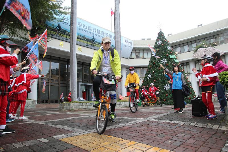 「不老騎士‧共享幸福」台灣傳神居家照顧協會聖誕傳奇不老騎士單車環台 捐贈冬被照顧臺東獨居老人送愛心