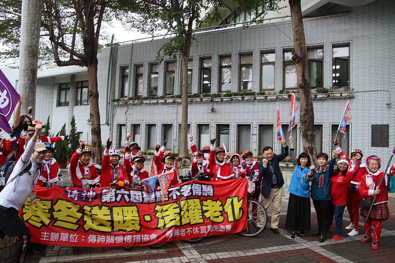 「不老騎士‧共享幸福」台灣傳神居家照顧協會聖誕傳奇不老騎士單車環台 捐贈冬被照顧臺東獨居老人送愛心