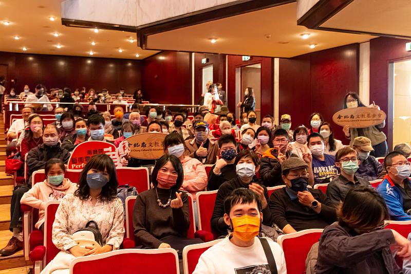 耶誕節前，余紀忠文教基金會攜手兩廳院邀請視障朋友及台北市勝利社會福利事業基金會，一同到國家音樂廳欣賞耶誕音樂會《My Dear Christmas》
