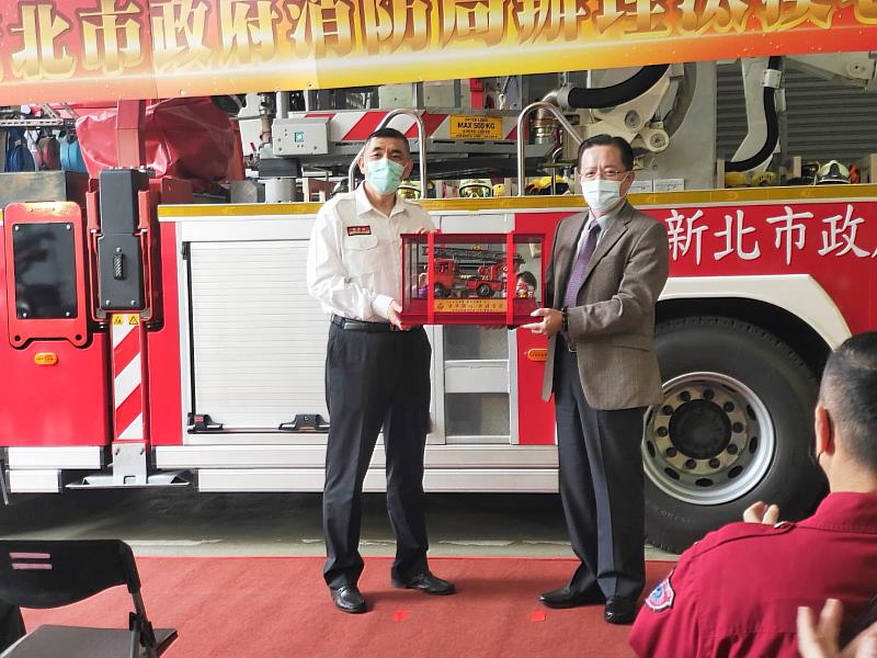 新北市除了中央補助汰換外，過去3年市府共編列3億2,950萬元，更努力向交通部爭取雪隧專案補助款8,291萬元，共汰換42輛消防車，另明年更編列1億450萬購置汰換13輛消防車，積極降低車輛逾齡率，110年新北市車輛逾齡率為8.7％，六都逾齡率最低。