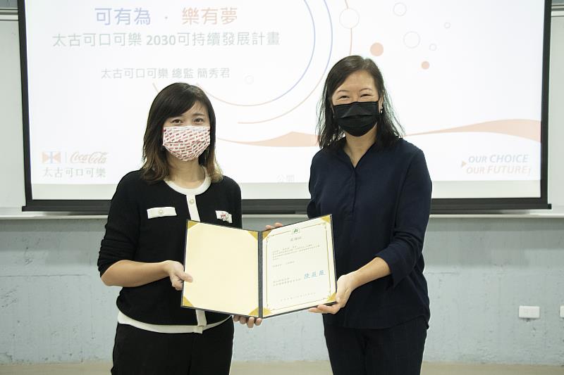 公廣系呂之蕙老師(右)致贈感謝狀予簡秀君總監(左)
