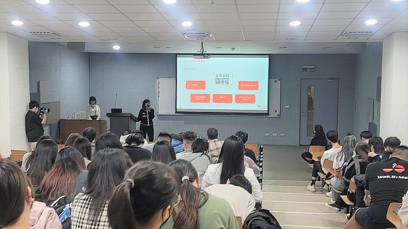 簡秀君總監介紹臺灣可口可樂發起「我有我的霸免權－反霸凌聲援計畫」，持續喚起大眾對反霸凌議題的關注
