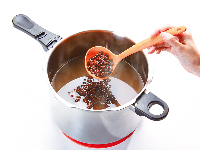 ・紅豆湯：免浸泡豆子，只要10分鐘就能完成。家人團聚當然要喝點甜甜蜜蜜的湯品，用壓力鍋煮紅豆湯、糯米粥等，都能快速完成。